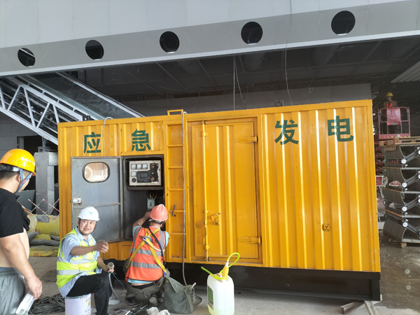 龙陵怎样判断空气滤清器是否需要更换？